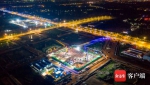 8月27日晚，航拍建设中的江东新区CBD首座地标工程海南国际能源交易中心项目，图为工人正浇筑混凝土。记者 刘洋摄 - 中新网海南频道