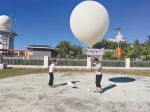 2020年8月，三沙市气象局工作人员在投放探空气球。 - 中新网海南频道