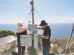 2020年7月，省气象探测中心的工作人员维护七洲列岛海岛站。 - 中新网海南频道