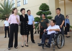 图为省一中院党组书记、院长王萍介绍省一中院建设情况 - 残疾人联合会