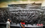 资料图：民众参观北京宛平城内中国人民抗日战争纪念馆的浮雕。 - 中新网海南频道