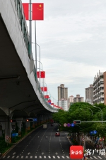 海口街头挂国旗摆鲜花喜气洋洋迎“双节” - 海南新闻中心