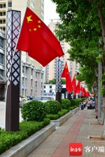 海口街头挂国旗摆鲜花喜气洋洋迎“双节” - 海南新闻中心