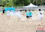 图为青少年在进行沙滩足球比赛。主办方供图 - 中新网海南频道