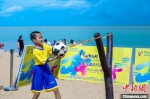图为小朋友在玩沙滩足球游戏。主办方供图 - 中新网海南频道