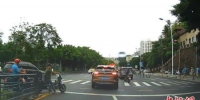 三亚市区交通路况复杂，车辆通行需注意各方安全。(行车记录仪截屏画面) 记者王晓斌 摄 - 中新网海南频道