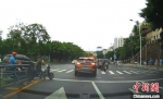 三亚市区交通路况复杂，车辆通行需注意各方安全。(行车记录仪截屏画面) 记者王晓斌 摄 - 中新网海南频道