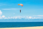 10月4日，游客在东方市鱼鳞洲风景区体验4000米高空跳伞项目。海南日报记者 李英挺 摄 - 海南新闻中心
