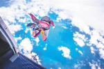 近日，儋州市西庆机场，跳伞教练陪着游客进行高空跳伞。 吴文生 摄 - 中新网海南频道