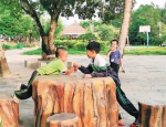 　村中的孩童在玩耍。 - 中新网海南频道