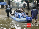 暴雨致海口一学校门口积水 医院保安用船送学生入校 - 中新网海南频道