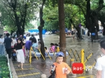 暴雨致海口一学校门口积水 医院保安用船送学生入校 - 中新网海南频道