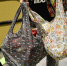 10月12日，在海口金牛路某商超，市民使用自带的可循环利用的购物袋盛装商品。海口日报记者 王程龙 摄 - 中新网海南频道