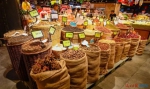 10月12日，在龙华区旺豪阳光超市内，一些商品采用了环保的麻袋和竹筐来盛装。海口日报记者 王程龙 摄 - 中新网海南频道