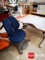 店员称一套儿童学习桌，椅子对保护脊柱很重要。记者王洪旭 - 中新网海南频道