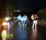男子驾车侧翻落入水渠，车内进水，车前门还打不开…… - 海南新闻中心
