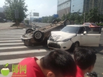 海口街头两车相撞，一辆“四脚朝天”、另一辆“面目全非” - 海南新闻中心