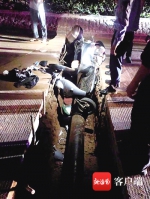 女子凌晨骑车跌入沟槽 洋浦民警及时开展救援（图） - 海南新闻中心