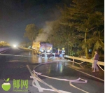 凌晨，一大货车高速公路自燃，三亚交警消防合力灭火 - 海南新闻中心