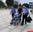 “低头族”，小心“危机四伏”！一男子出动车站时低头玩手机踩空撞伤头 - 海南新闻中心