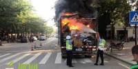 行驶货车后厢起火！司机未察觉！三亚街头火势猛烈…… - 海南新闻中心