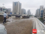 海口南大桥被污染“变”泥沙路 8辆环卫车清洗近6小时 - 海南新闻中心