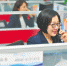 在海南国际经济发展局，工作人员在接听全球投资服务热线电话。 本报记者 袁琛 摄 - 中新网海南频道