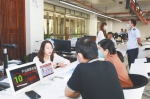 在海口江东新区管理局，工作人员为投资者提供咨询和推荐服务。李天平 摄 - 中新网海南频道