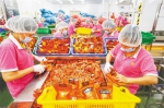位于万宁的海南口味王科技发展有限公司的生产车间，工人正在忙碌。 - 中新网海南频道