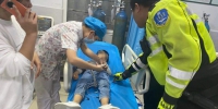 在三亚街头，一男孩被车撞伤！交警10分钟送医 - 海南新闻中心