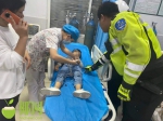 在三亚街头，一男孩被车撞伤！交警10分钟送医 - 海南新闻中心