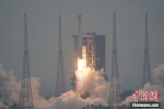 北京时间12月22日12时37分，长征八号运载火箭在中国文昌航天发射场成功发射，以“一箭五星”的方式将5颗卫星送入预定轨道。宿东 摄 - 中新网海南频道