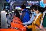 12月22日，乘客在海口东站通过检票闸机口。康登淋 摄 - 中新网海南频道