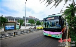 12月22日，一辆公交车驶过海口东站。康登淋 摄 - 中新网海南频道