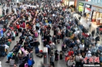 资料图：福州火车站候车大厅等候检票的旅客排起了长队。　张斌 摄 - 中新网海南频道