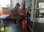 乘车迷路 海口公交司机暖心帮助两名老人回家 - 海南新闻中心