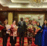 贝宁共和国驻华大使西蒙·阿多韦兰德(左四)伉俪和表演者合影。　莫德令 摄 - 中新网海南频道