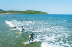 万宁日月湾，冲浪客在享受假日时光。袁琛 摄 - 中新网海南频道