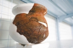 陵水内角遗址出土的陶片经修复拼接成陶罐。武威 摄 - 中新网海南频道