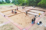 考古人员正在陵水内角遗址现场进行田野作业。武威 摄 - 中新网海南频道