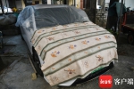 1月12日，在三亚天涯区回新社区，市民给爱车盖床单防冻。记者 沙晓峰 摄 - 中新网海南频道