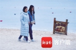 1月11日，游客在穿着羽绒服在三亚海边散步。记者 沙晓峰摄 - 中新网海南频道