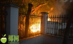 惊险！洋浦一垃圾堆起火，火势蔓延危及居民楼…… - 海南新闻中心