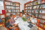 2019年8月21日，万宁市礼纪镇凤凰希望书屋，当地群众在看书。袁琛 摄 - 中新网海南频道
