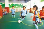 　2017年6月30日，海口市中心幼儿园的孩子们在参加三人制足球赛。 张茂 摄 - 中新网海南频道