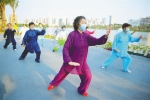 2020年4月21日，海口市红城湖公园，老年人在练习太极拳。 张茂 摄 - 中新网海南频道