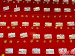 一家金店4个9的金饰品为395元/g。伍凤妹 摄 - 中新网海南频道