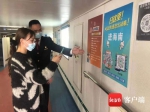 游客在扫健康码。通讯员供图 - 中新网海南频道