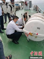 三亚海事局工作人员在检查船舶的救生艇。　葛丽巧供图 - 中新网海南频道