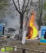 海口一新能源汽车充电时燃起大火！残渣掉一地，烧得只剩车架…… - 海南新闻中心
